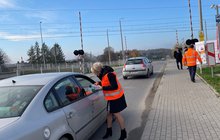 Pracownicy PLK wręczają kierowcom ulotki dot. bezpieczeństwa przy przejeździe kolejowym w Motyczu Leśnym, fot. Anna Znajewska-Pawluk (2)
