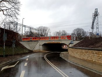 Pociąg przejeżdżający po wiadukcie kolejowym nad ul. Łokietka w Krakowie.
