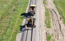 Wzmacnianie torów przez maszyny i pracowników na odcinku Brzeźnica Bychawska - Lubartów. fot. Grzegorz Markowski PLK