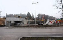 Tunel w Niewodnicy - samochody na rondzie. fot Tomasz Łotowski PKP Polskie Linie Kolejowe S.A.