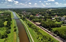 Maszyna AHM pracuje przy modernizowanym przystanku w Zelczynie, widok z lotu ptaka, fot. Piotr Hamarnik (2)