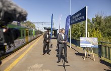 Minister Infrastruktury, Dariusz Klimczak, Prezes PLK Piotr Wyborski i przedstawiciel wykonawcy na przystanku Warszawa Ursus Północny, fot. Łukasz Bryłowski (1)