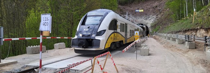 Pociąg w tunelu w Trzcińsku, fot. Radosław Śledziński