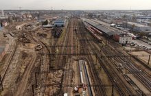 Prace przy budowie nowego peronu. Widok z góry na dalszą część stacji_fot. Damian Strzemkowski