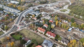 Wiadukt nad torami na ulicy Chełmżyńskiej w Warszawie, widok z lotu ptaka_fot. PLK