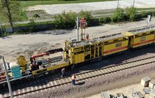 Wykonawcy montują sieć trakcyjną na pociągu sieciowym, widać tor Wieliszew-Zegrze, fot. A.Lewandowski