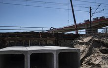 przebudowywany przepust i nowy wiadukt drogowy nad torami CMK w tle, fot. Izabela Miernikiewicz