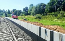 Budowa przystanku kolejowego w Kleszczelach pracuje koparka fot. A. Lewoc PKP Polskie Linie Kolejowe SA