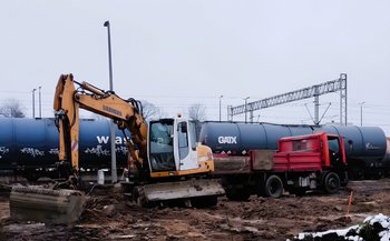 Budowa parkingu przy stacji Koluszki, koparka fot. Mateusz Szrama PLK