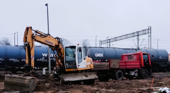 Budowa parkingu przy stacji Koluszki, koparka fot. Mateusz Szrama PLK