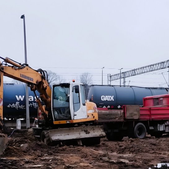 Budowa parkingu przy stacji Koluszki, koparka fot. Mateusz Szrama PLK