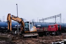 Budowa parkingu przy stacji Koluszki, koparka fot. Mateusz Szrama PLK