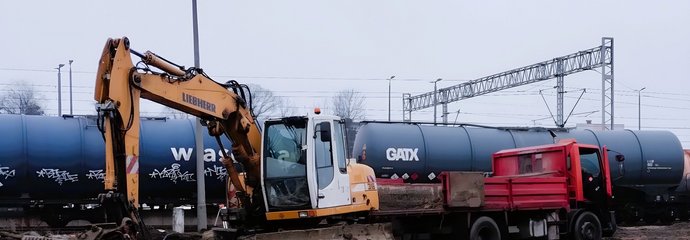 Budowa parkingu przy stacji Koluszki, koparka fot. Mateusz Szrama PLK