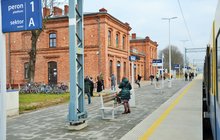 Myszków, podróżni na peronie, widać budynek dworca, fot. Katarzyna Głowacka