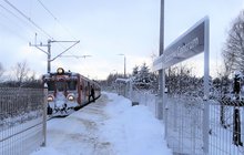 Nowy przystanek Rzozów Centrum - przy peronie stoi pociąg, fot. Gabriela Antosiak