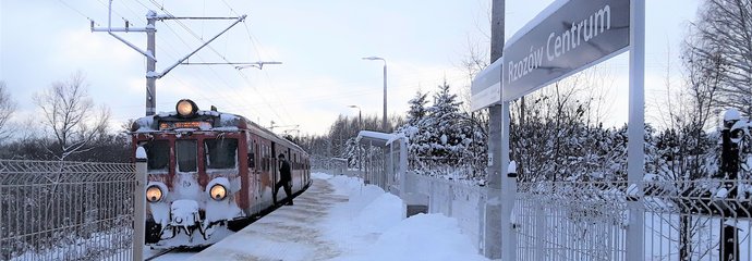 Nowy przystanek Rzozów Centrum - przy peronie stoi pociąg, fot. Gabriela Antosiak