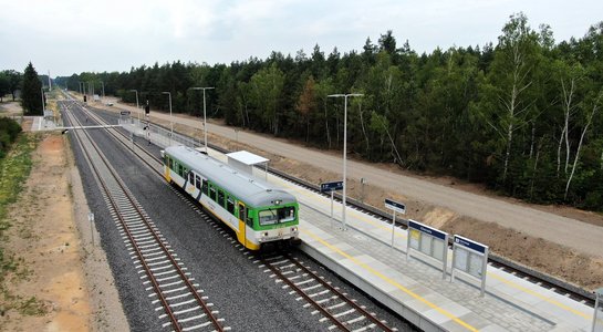 Pociąg przy peronie na stacji w Chorzelach, fot. A.Lewandowski, P.Mieszkowski