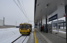 Stacja Pyrzowice Lotnisko, pociąg przy peronie, fot. Marta Pabiańska (3)