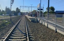 Stacja Tuchów, na peronie są podróżni, fot. Paweł Kubicki