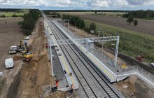 Widok z góry na budowane perony w Hordzieżce, widać wykonawców i maszyny, fot. P. Mieszkowski, A.Lewandowski