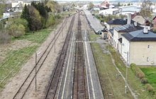 Widok z góry na perony, tory i dworzec w Dobrym Mieście, fot. Damian Strzemkowski
