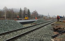 Wzmocnione tory na stacji Ścinawka Średnia. Na zdjęciu także pracownicy podczas modernizacji peronu nr 2. Fot. Rafał Sterczyński