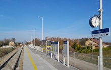 Jaślany - nowy peron, wyposażony w wiatę,ławki, tablice informacyjne, zegar, fot. Dominik Konarek