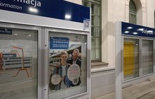 Naklejka z kodem QR na gablocie stacji Białystok_fot.Andrzej Borowski