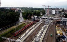 Pociąg przejeżdża przez stację Kraków Bonarka, fot. Piotr Hamarnik