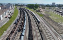Pociągi towarowe na torach do nabrzeży portu w Gdyni. Fot. Damian Strzemkowski PLK (2)