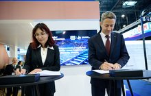 Uroczystość podpisania umowy z Politechniką Gdańską - Od lewej: prof. dr hab. inż. Ewa Wojciechowska, Piotr Wyborski - prezes zarządu PKP Polskich Linii Kolejowych S.A. (1)