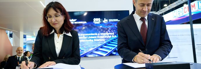 Uroczystość podpisania umowy z Politechniką Gdańską - Od lewej: prof. dr hab. inż. Ewa Wojciechowska, Piotr Wyborski - prezes zarządu PKP Polskich Linii Kolejowych S.A. (1)