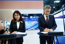 Uroczystość podpisania umowy z Politechniką Gdańską - Od lewej: prof. dr hab. inż. Ewa Wojciechowska, Piotr Wyborski - prezes zarządu PKP Polskich Linii Kolejowych S.A. (1)