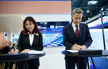 Uroczystość podpisania umowy z Politechniką Gdańską - Od lewej: prof. dr hab. inż. Ewa Wojciechowska, Piotr Wyborski - prezes zarządu PKP Polskich Linii Kolejowych S.A. (1)