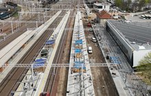 Widok z góry na nowe konstrukcje peronów, wiaty i budynek dworca stacji Olsztyn Główny_fot. Damian Strzemkowski