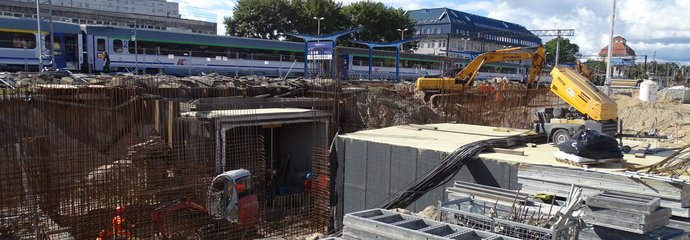 Konstrukcja nowego tunelu. W tle pociąg na stacji_fot. Andrzej Puzewicz