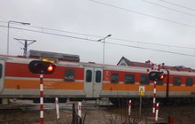 Pociąg na przejeździe kolejowo-drogowym przy przystanku Morąg Kolonia. fot. Andrzej Puzewicz PLK