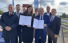 Przedstawiciel wykonawcy i PLK SA oraz przedstawiciele władz z podpisaną umową na projekt elektryfikacji lini Łuków-Lubartów, fot. Anna Znajewska-Pawluk