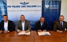 Przedstawiciele wykonawcy i Polskich Linii Kolejowych podpisują umowę na budowę parkingu przy stacji w Tomaszowie Mazowieckim, fot. Martyn Janduła (2)