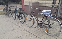 Rowery przypięte do stojaków na przystanku Radkowice, fot. IZ Kielce