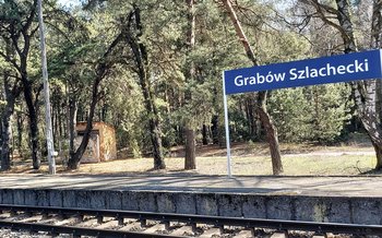 Tablica informacyjna z nazwą Grabów Szlachecki na peronie przystanku, fot. Krzysztof Różewicz