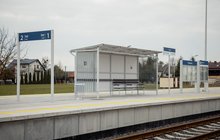 Widok na przystanek Grabowo, Widać tory, peron, wiatę i tablice informacyjne, fot. Szymon Grochowski