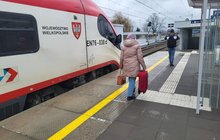 Podróżni na przebudowanym peronie w Słupcy, po lewej pociąg, w tle przejście podziemne_fot.Radek Śledziński