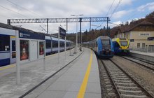 Stacja Zwardoń, trzy pociągi przy peronach, tablice informacyjne, fot. Maciej Kubarski (1)