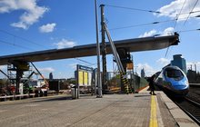 Widok na budowaną kładkę nad peronem nr 5 i nad pociągiem Pendolino fot. Martyn Janduła