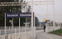 Pasażerka oczekująca na pociąg na nowym peronie w Szczecinie Zdunowie, autor: Grzegorz Biega