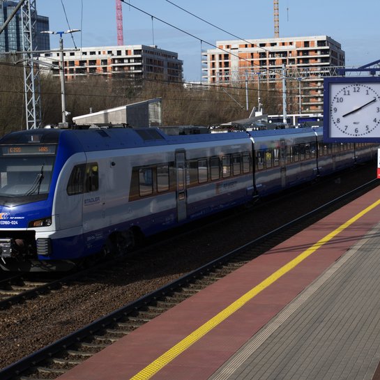 Pociąg na stacji Warszawa Gdańska, zegar. Autor: Natalia Brzostek-Pacan PLK