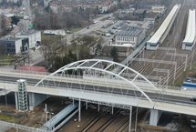 Nowy wiadukt drogowy nad torami w Łowiczu pociąg na torach fot. Paweł Mieszkowski PLK SA