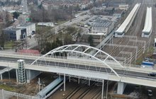 Nowy wiadukt drogowy nad torami w Łowiczu pociąg na torach fot. Paweł Mieszkowski PLK SA