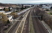 Pociąg regionalny stoi przy peronie stacji Kraków Batowice, widok z lotu ptaka, fot. Piotr Hamarnik